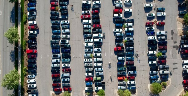 automobili na parkingu