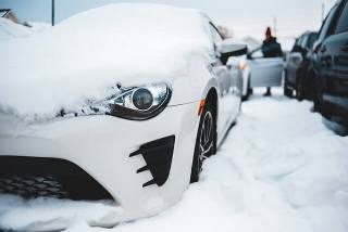 sneg na automobilu