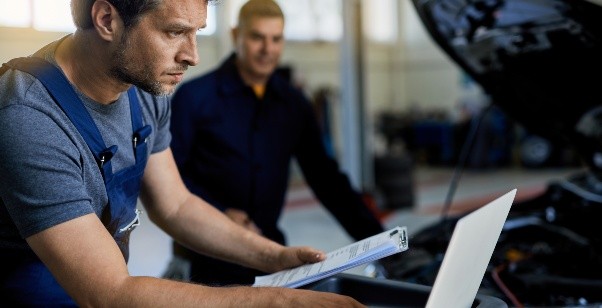 pregled automobil pisanje laptop