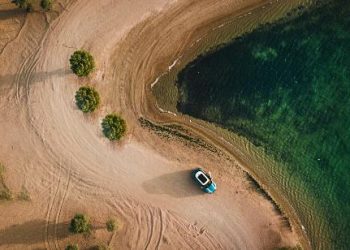 Automobil se kreće po pesku pored mora