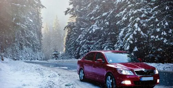 Crvena škoda na zavejanom putu