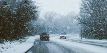 Automobil na snežnom putu