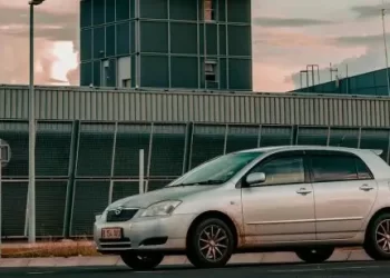 Automobil na aerodromu