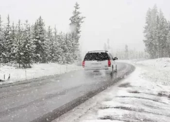 Auto na snegu