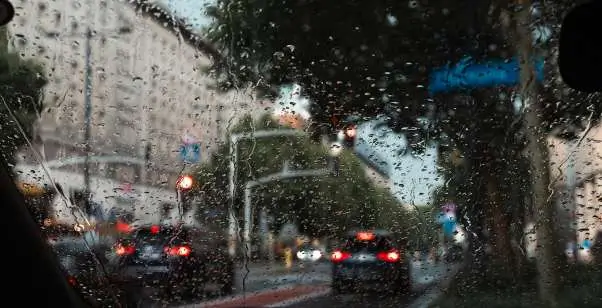Automobil na kiši