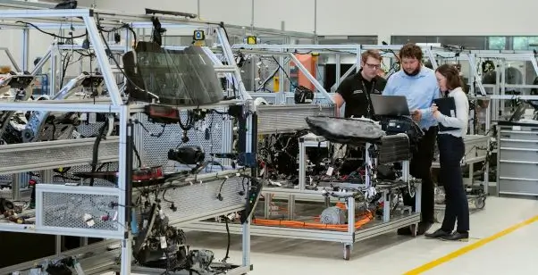 Inženjeri u fabrici automobila
