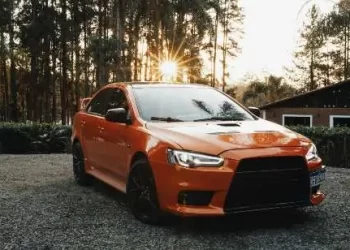 Automobil ispred kuće