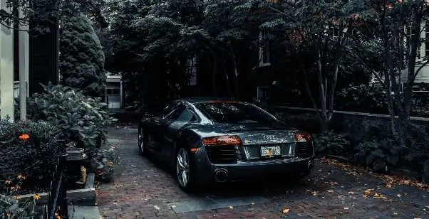 automobil u dvorištu