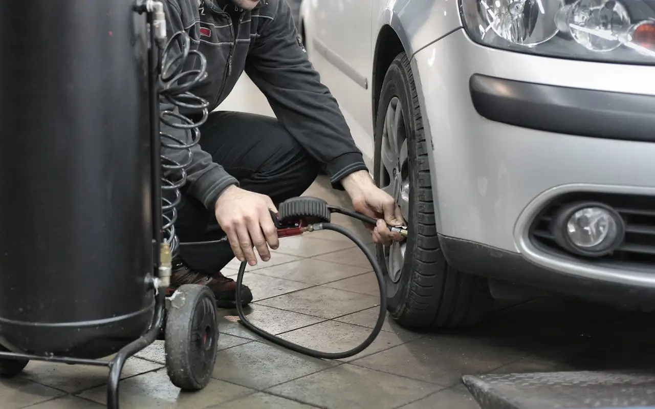 Pumpanje guma na automobilu