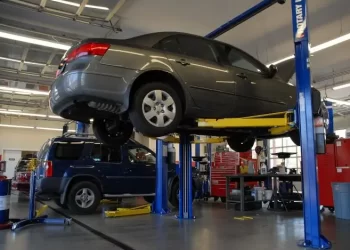 Sivi automobil u autoservisu