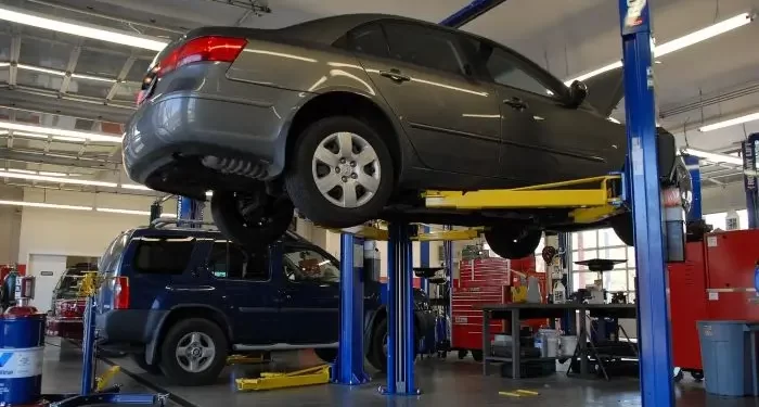 Sivi automobil u autoservisu