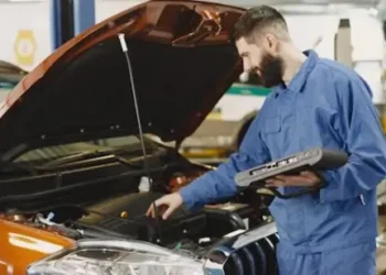 Mehaničar proverava motor na vozilu