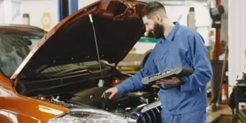 Mehaničar proverava motor na vozilu