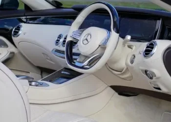 Bež kožna unutrašnjost automobila