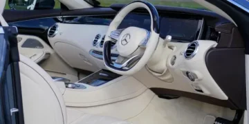 Bež kožna unutrašnjost automobila