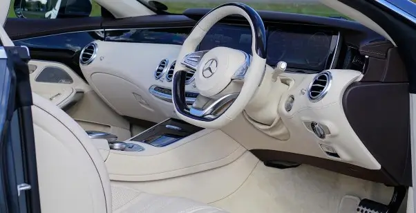 Bež kožna unutrašnjost automobila