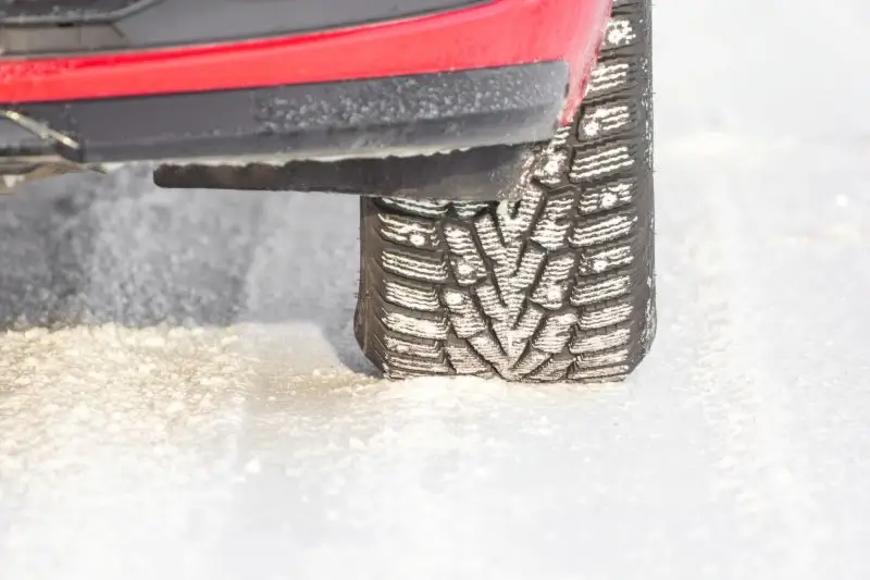 zimske gume na automobilu na snegu Srbija