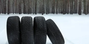 4 zimske gume stoje na snegu