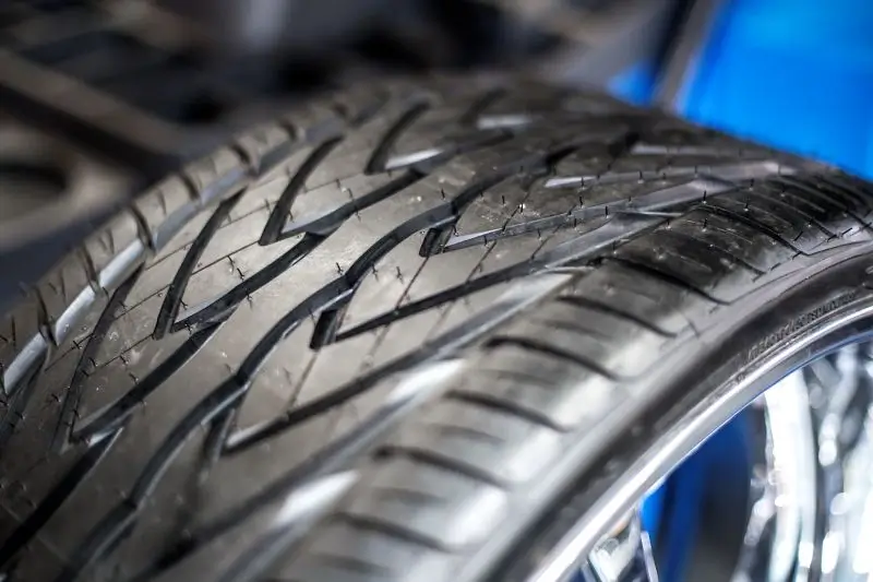 Niskoprofilna guma za sportski automobil