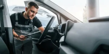 Licencirani kontrolor tehni;kog pregleda na liniji vrši pregled vozila