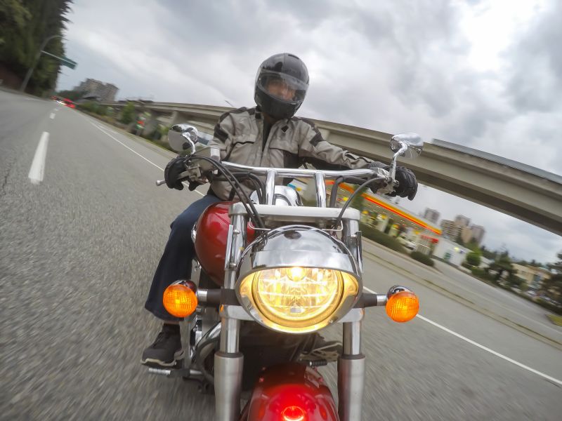 Motociklista na motoruti koji koristi Motobazu.
