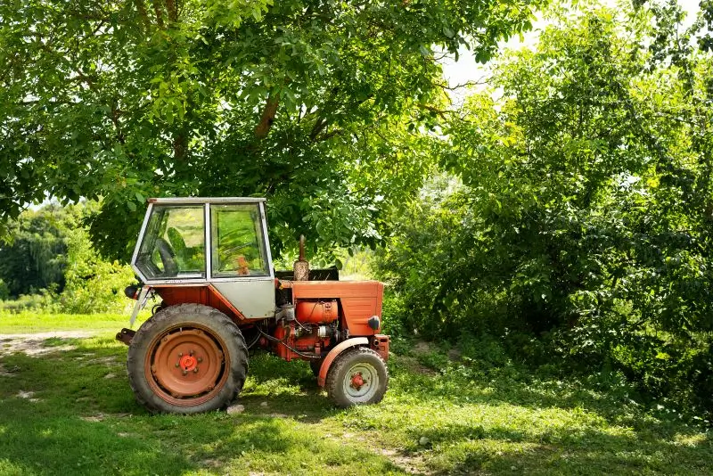 Stari traktor na njivi bez papira